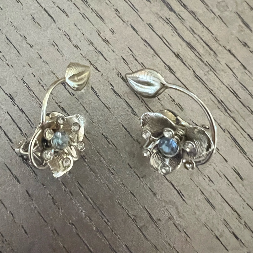 Vintage Silver Floral Stud Earrings with Sparkling Stones - Picture 1 of 4